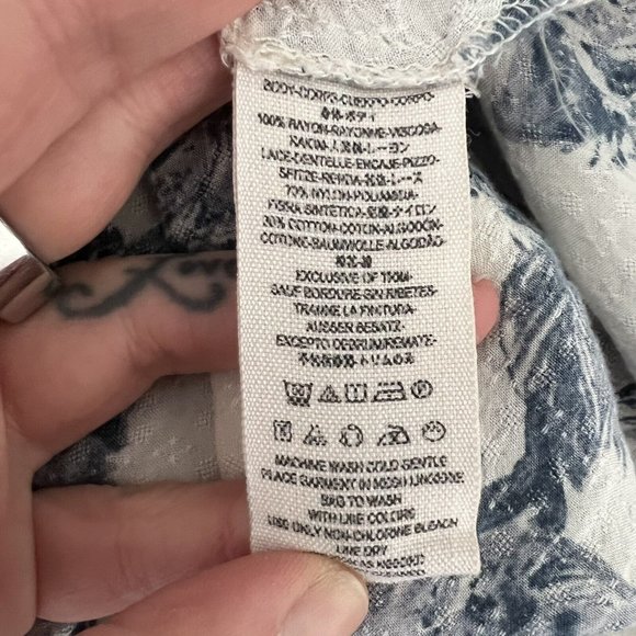 Free People Women Moon River Blouse Size L Blue White Peasant Floral Roses - Picture 4 of 9